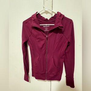 Workout hooded top with pockets and thumb holes. Maroon.